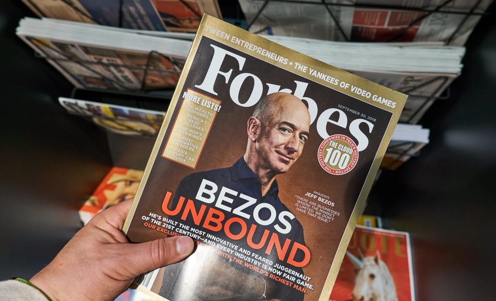 صورة جيف بيزوس على علاف مجلة فوربس