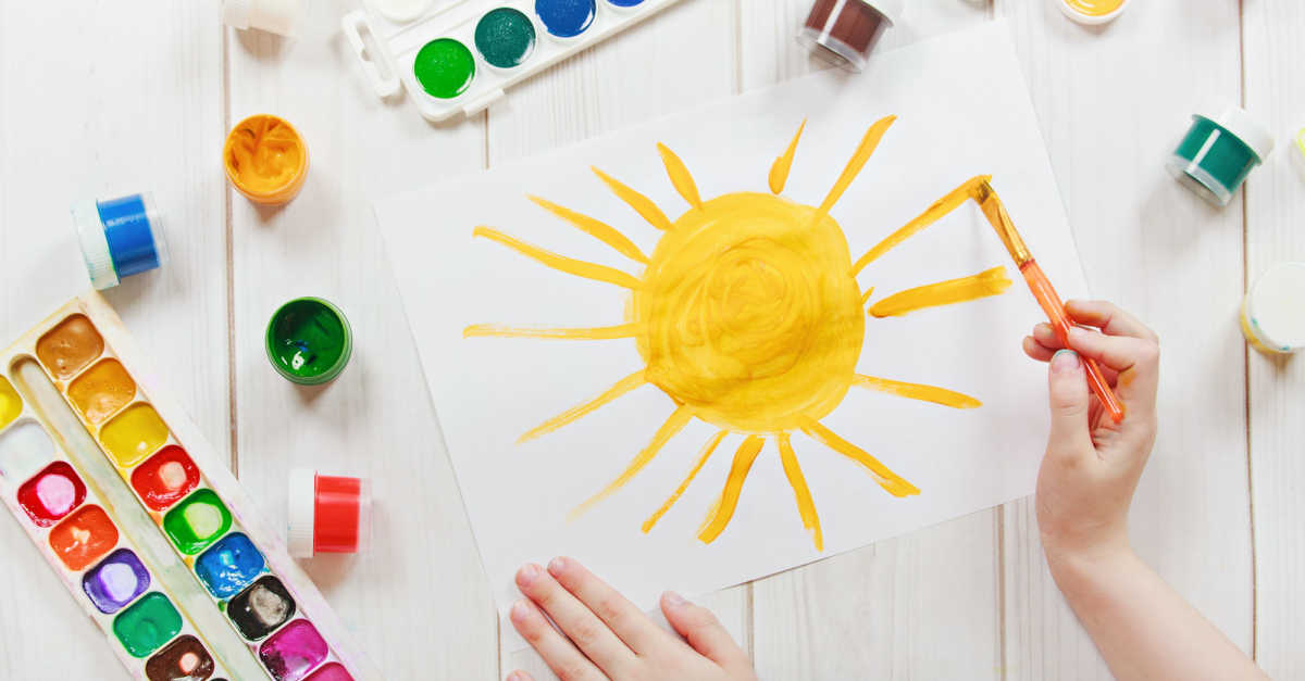 طفل يرسم شمس تحليل رسومات الأطفال