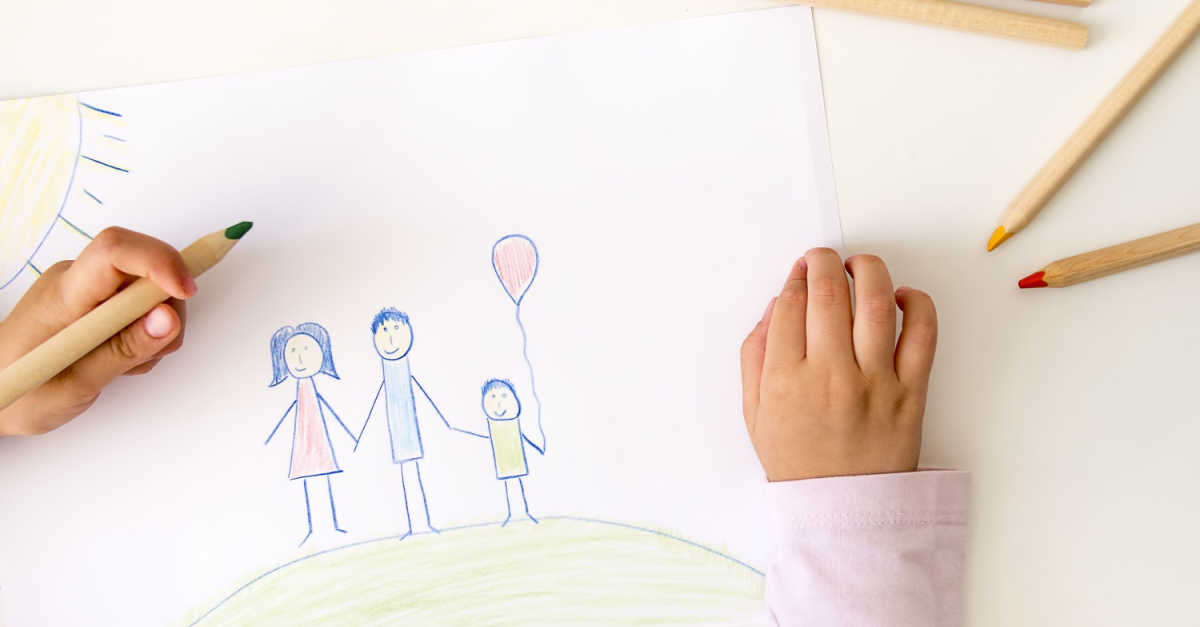 طفل يرسم عائلة تحليل رسوم الأطفال