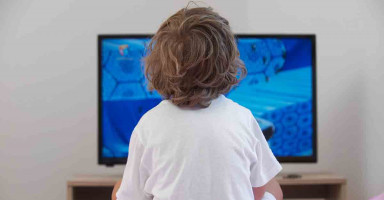 ابني ذو الأربع سنوات يتأثر بما يشاهده على التلفاز