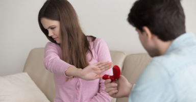 رفضت الارتباط بي وأنا أرفض أن تبقى علاقتنا هكذا