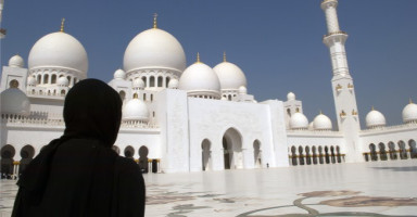 هل أطلب من إمام المسجد أن يبحث لي عن عريس؟