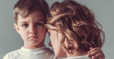 أطفالي يتذمروا من بُعدي عنهم وخروجي للعمل، ساعدوني