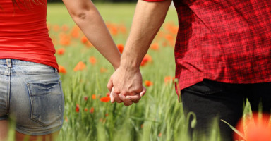 حبيبة خطيبي السابقة لا تكف عن ملاحقتي